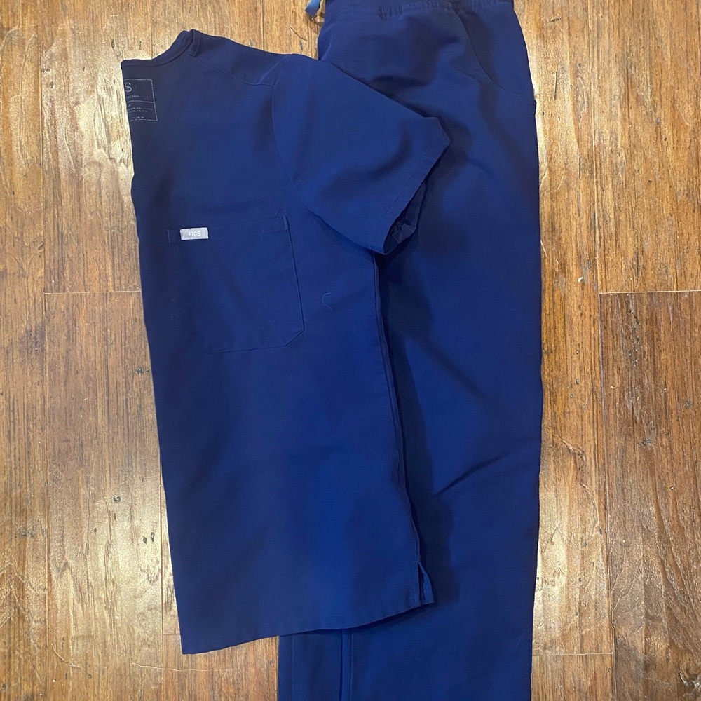 Womens Figs scrub set size large 
Caterina top and Kade pants  Navy